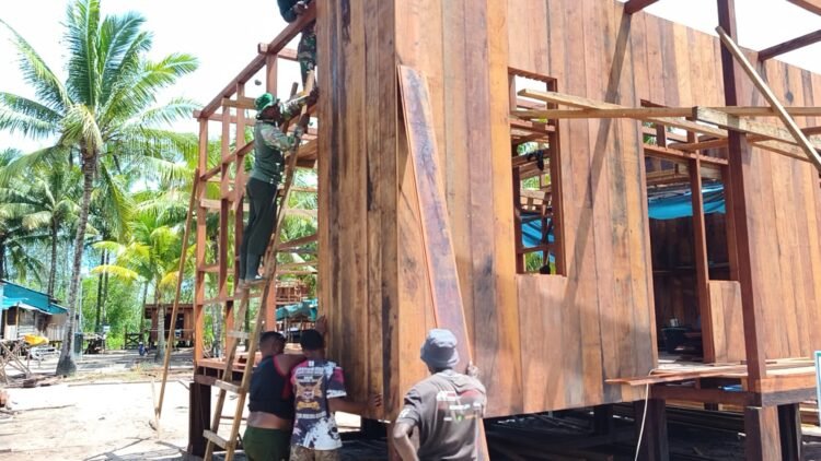 Satgas TMMD Bersama Warga Kebut Pemasangan Dinding Rumah Niko Makare