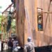 Satgas TMMD Bersama Warga Kebut Pemasangan Dinding Rumah Niko Makare
