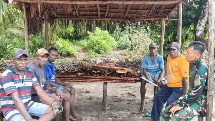 Duduk Bareng Warga, Satgas TMMD Laksanakan Komsos di Kampung Keakwa