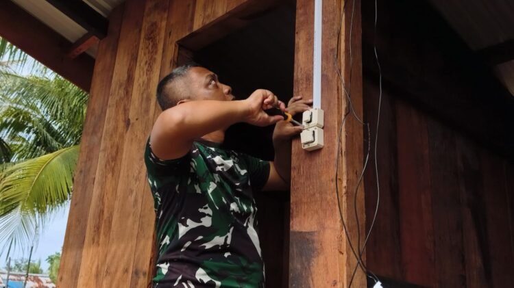 Satgas TMMD Pasang Instalasi Listrik pada MCK Umum