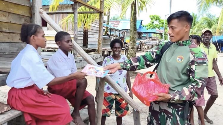 Tingkatkan Semangat Belajar, Satgas TMMD Bagikan Alat Tulis kepada Anak-Anak