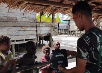 Satgas TMMD Bagikan Ransum kepada Anak-Anak di Kampung Keakwa