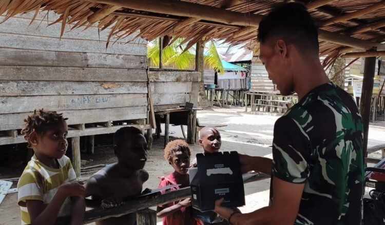 Satgas TMMD Bagikan Ransum kepada Anak-Anak di Kampung Keakwa
