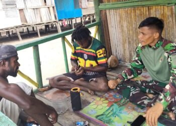 Hangat dan Akrab, Serda Yohanis Patadungan Sambangi Warga di Lokasi TMMD