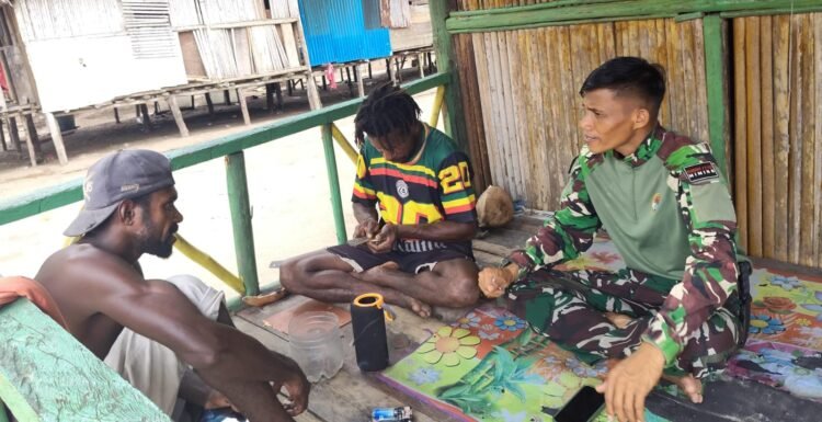Hangat dan Akrab, Serda Yohanis Patadungan Sambangi Warga di Lokasi TMMD