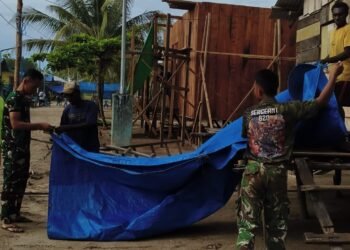 Satgas TMMD Kodim 1710/Mimika Bantu Pemasangan Tenda Untuk Kegiatan Rohani