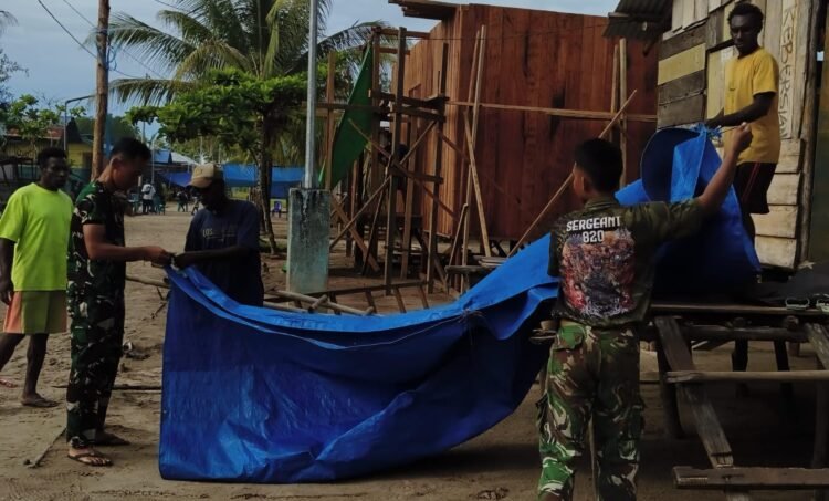 Satgas TMMD Kodim 1710/Mimika Bantu Pemasangan Tenda Untuk Kegiatan Rohani