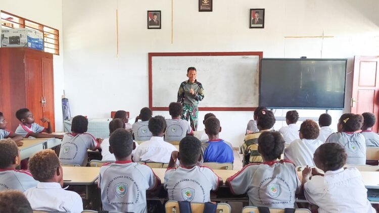 Tanamkan Cinta Tanah Air, Letda Inf Wahyu Aditya Beri Wawasan Kebangsaan kepada Siswa SD Naena Keakwa