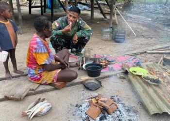 Kedekatan Satgas TMMD dengan Warga, Serda Yohanis Patadungan Jalin Keakraban di Lokasi TMMD