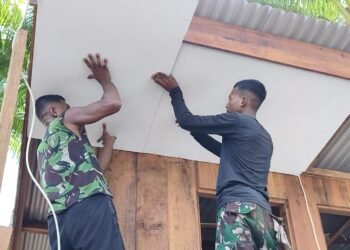 Satgas TMMD Lanjutkan Pemasangan Plafon pada 5 Unit MCK Umum di Kampung Keakwa