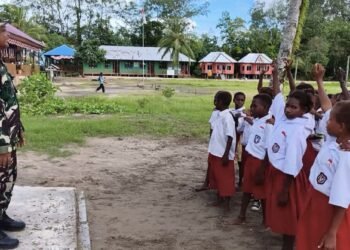 Penuh Tawa dan Semangat, Satgas TMMD Bermain Bersama Anak-Anak Sekolah