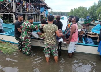 Tunjukkan Kepedulian, Satgas TMMD Evakuasi Warga Sakit ke Timika