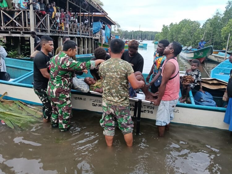 Tunjukkan Kepedulian, Satgas TMMD Evakuasi Warga Sakit ke Timika