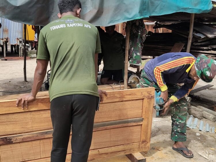 Pembuatan Pintu Jadi Tahapan Lanjutan Sasaran Fisik TMMD Kodim 1710/Mimika