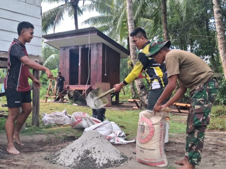 Satgas TMMD  Gotong Royong  Bersama Warga Angkut Material Bangunan