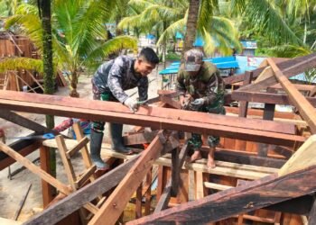 Pengerjaan Rangka Atap Rumah TMMD Jadi Wujud Kebersamaan TNI dan Rakyat