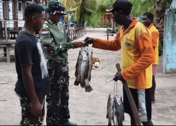 Warga Kampung Keakwa Berbagi Hasil Tangkapan Dengan Satgas TMMD