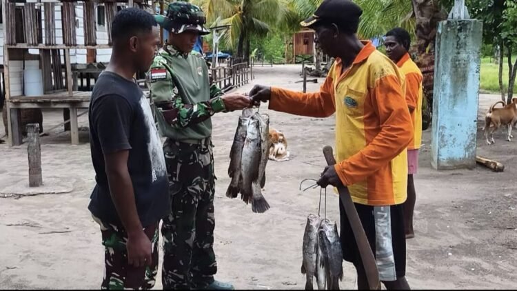 Warga Kampung Keakwa Berbagi Hasil Tangkapan Dengan Satgas TMMD