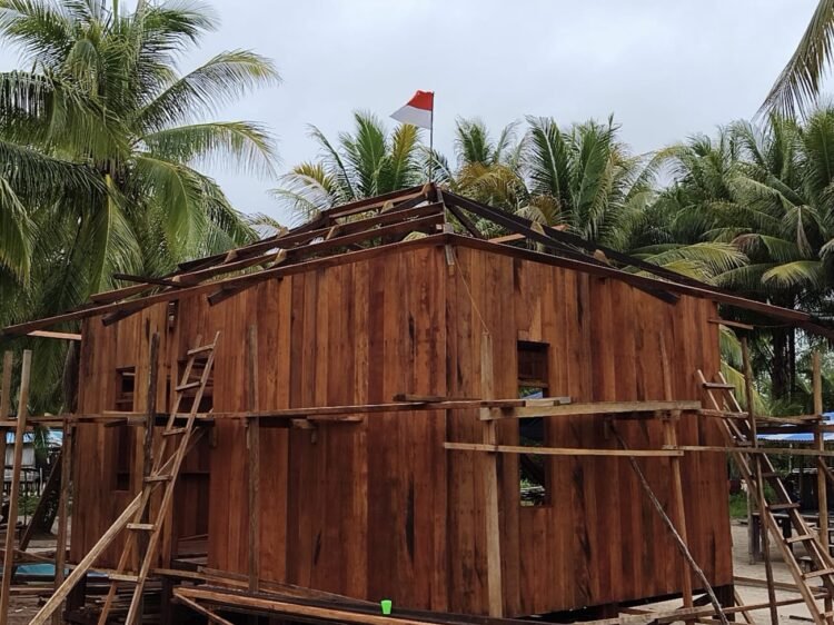 Lima Unit Rumah Sasaran TMMD Rampung Pemasangan Rangka Atap