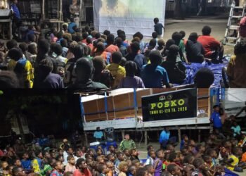 Nobar Film Edukasi, Satgas TMMD Bagikan Makanan Bergizi kepada Anak-Anak Kampung Keakwa