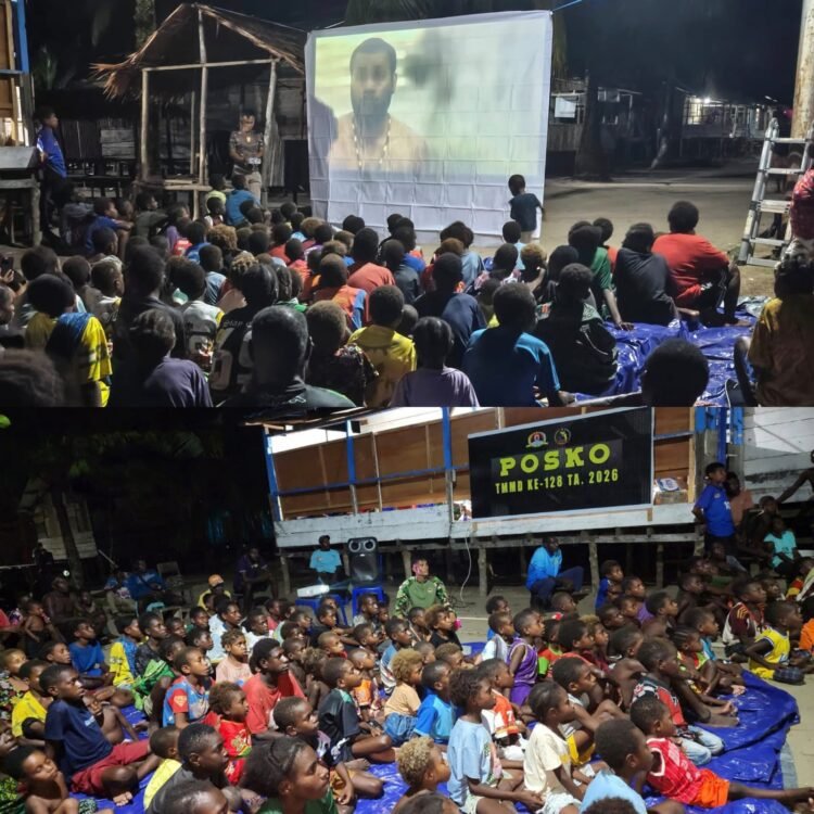 Nobar Film Edukasi, Satgas TMMD Bagikan Makanan Bergizi kepada Anak-Anak Kampung Keakwa