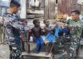 Senyum Bahagia Anak-Anak Kampung Keakwa Saat Terima Baju dari Satgas TMMD