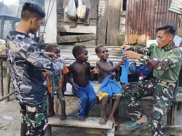 Senyum Bahagia Anak-Anak Kampung Keakwa Saat Terima Baju dari Satgas TMMD
