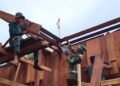 Personel TMMD Ke-128 Kodim 1710/Mimika Lanjutkan Pemasangan dan Pengecatan Lisplang