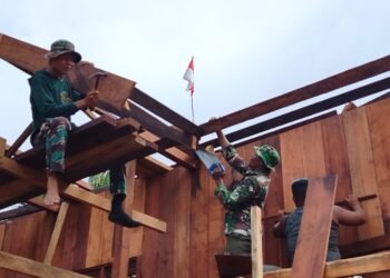 Personel TMMD Ke-128 Kodim 1710/Mimika Lanjutkan Pemasangan dan Pengecatan Lisplang