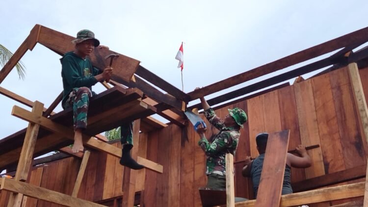 Personel TMMD Ke-128 Kodim 1710/Mimika Lanjutkan Pemasangan dan Pengecatan Lisplang