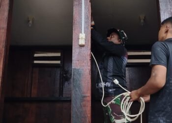 Satgas TMMD Kodim 1710/Mimika Rampungkan Instalasi Listrik MCK Umum di Kampung Keakwa