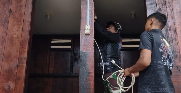 Satgas TMMD Kodim 1710/Mimika Rampungkan Instalasi Listrik MCK Umum di Kampung Keakwa