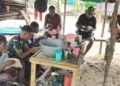 Suasana Kehangatan Tercipta Saat Satgas TMMD ke-128 Makan Siang Bersama Warga
