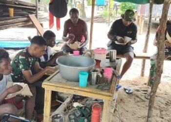 Suasana Kehangatan Tercipta Saat Satgas TMMD ke-128 Makan Siang Bersama Warga