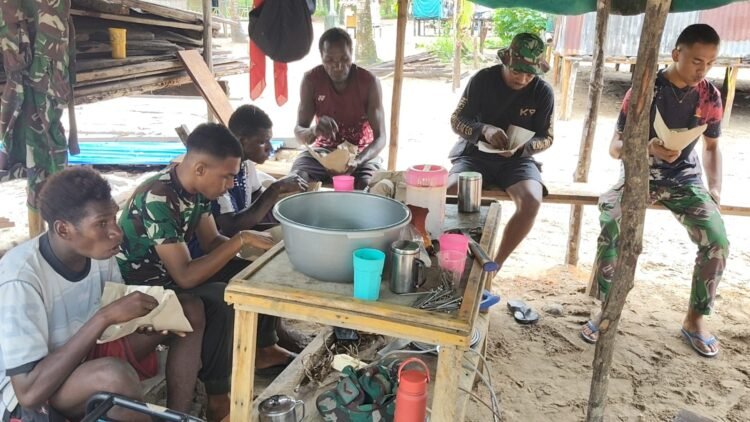 Suasana Kehangatan Tercipta Saat Satgas TMMD ke-128 Makan Siang Bersama Warga