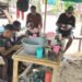 Suasana Kehangatan Tercipta Saat Satgas TMMD ke-128 Makan Siang Bersama Warga
