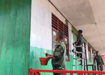 Hadirkan Suasana Baru, Satgas TMMD Percantik Bangunan TK Negeri Naena Keakwa