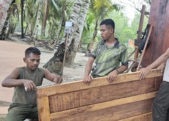 Satgas TMMD Tuntaskan Pemasangan Pintu MCK Umum di Kampung Keakwa