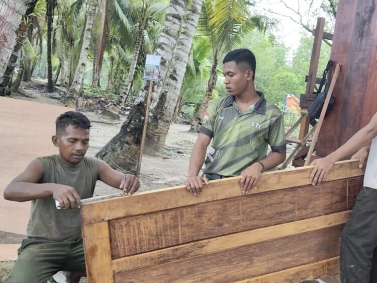 Satgas TMMD Tuntaskan Pemasangan Pintu MCK Umum di Kampung Keakwa