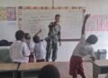 Sukseskan Pendidikan Selama TMMD di Kampung Keakwa, Guru SD Ucapkan Terimakasih Kepada TNI