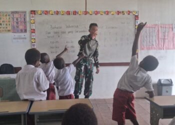 Sukseskan Pendidikan Selama TMMD di Kampung Keakwa, Guru SD Ucapkan Terimakasih Kepada TNI