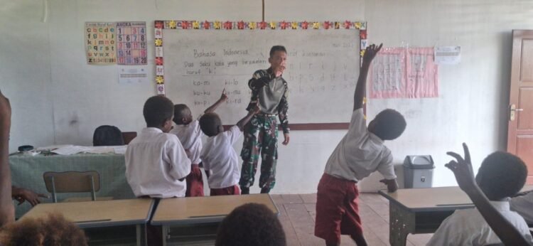 Sukseskan Pendidikan Selama TMMD di Kampung Keakwa, Guru SD Ucapkan Terimakasih Kepada TNI