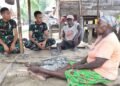 Bangun Kebersamaan, Satgas TMMD Sambangi Rumah Warga Kampung Keakwa