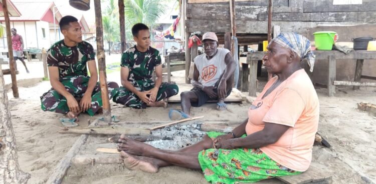Bangun Kebersamaan, Satgas TMMD Sambangi Rumah Warga Kampung Keakwa