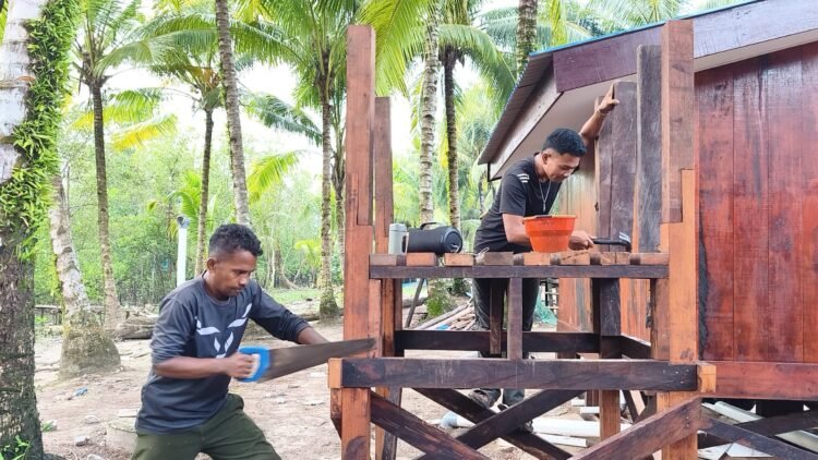 Bantu Fasilitas Air Bersih, Satgas TMMD Dirikan Rangka Profil Tank di Kampung Keakwa