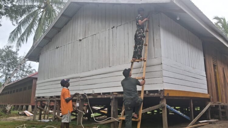 Satgas TMMD Kodim 1710/Mimika Kebut Pemasangan Instalasi Listrik Gereja di Keakwa