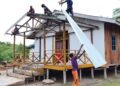 Tahap Rehab Berlanjut,  Satgas TMMD Gotong Royong Bersama Warga Keakwa Lanjutkan Pembongkaran Teras Gereja