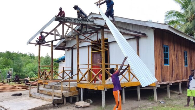 Tahap Rehab Berlanjut,  Satgas TMMD Gotong Royong Bersama Warga Keakwa Lanjutkan Pembongkaran Teras Gereja