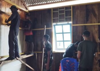 Satgas TMMD dan Warga Gotong Royong Pasang Rangka Dinding Gereja Santo Klemenst