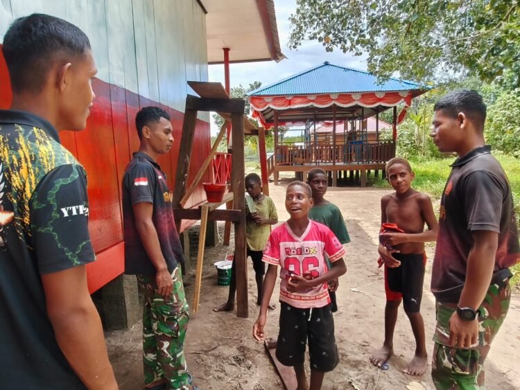 Kedekatan Satgas TMMD, Akrab Bermain dan Bercerita dengan Anak-Anak di Keakwa